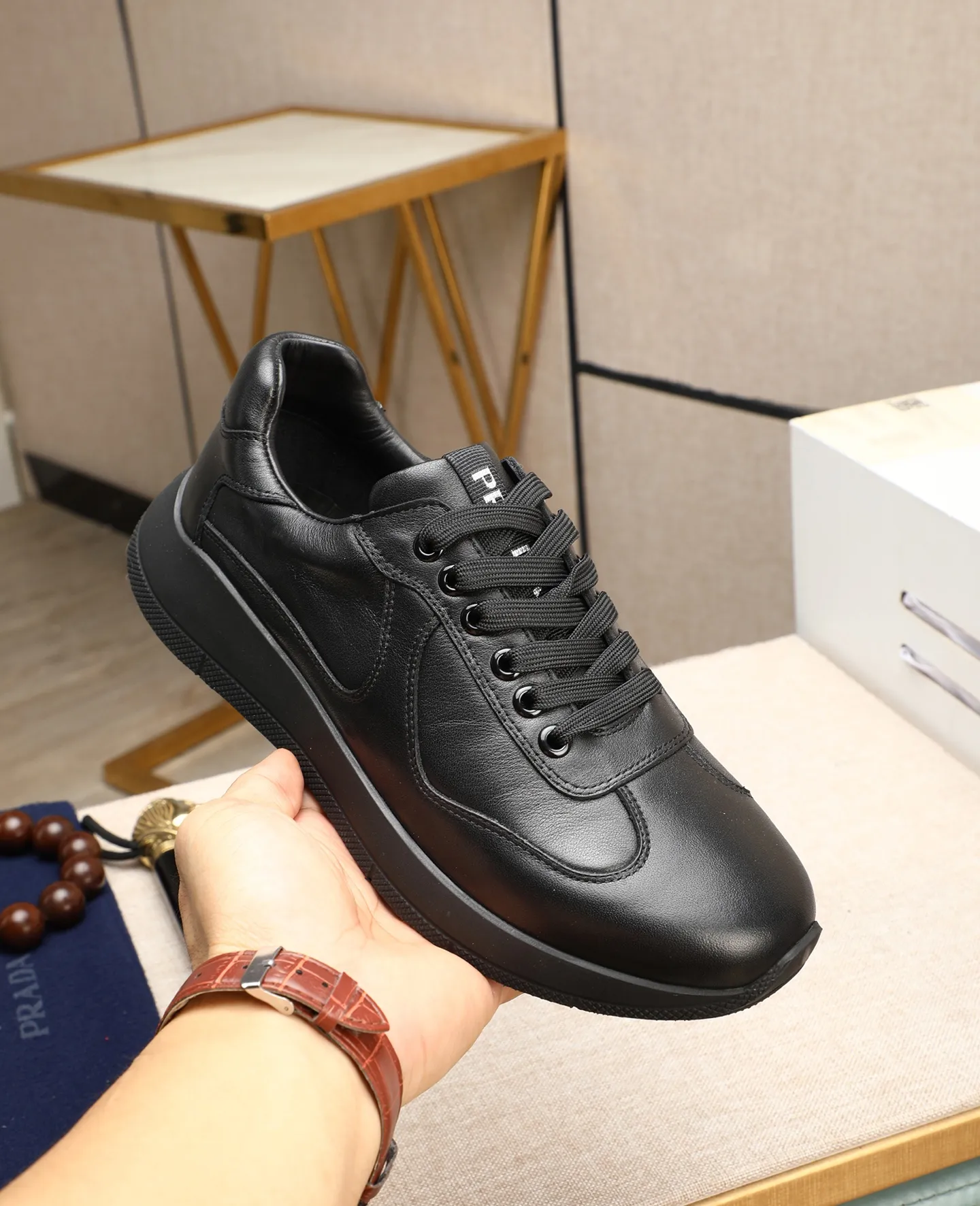 Men's shoes 💰600 Top quality New hot models on the official website, timeless for a century, 🆘 Trendy brand (Prada) mainly promotes hot models, avant-garde and versatile fashion men's shoes private version molding, cowhide surface splicing 1:1 oil edge treatment... fashionable and simple, original imported cowhide lining cowhide feet; the atmosphere and personality are more fashionable, eye-catching and pursuing class, it will subvert the old idea and be a must-have for fashion trendsetters with you! Must keep it for yourself! High-end comfort, high-end quality workmanship. Size: 38-44 Various colors available. full package